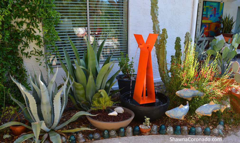 Modern-Art-Fountain-in-Desert-Garden